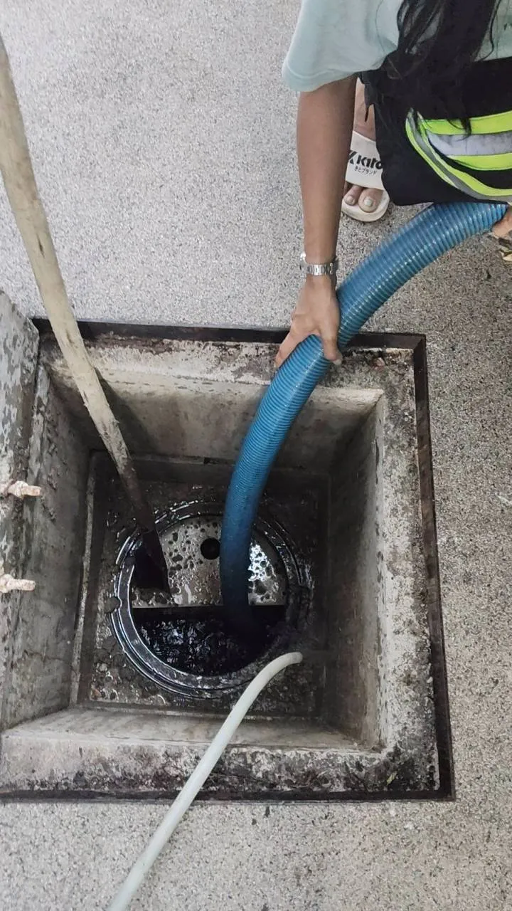 ทีมงานนพเซอร์วิสกำลังดำเนินการสูบสิ่งปฏิกูลและทำความสะอาดบ่อบำบัดอย่างละเอียด มั่นใจได้ในความสะอาดและเครื่องมือที่ได้มาตรฐาน